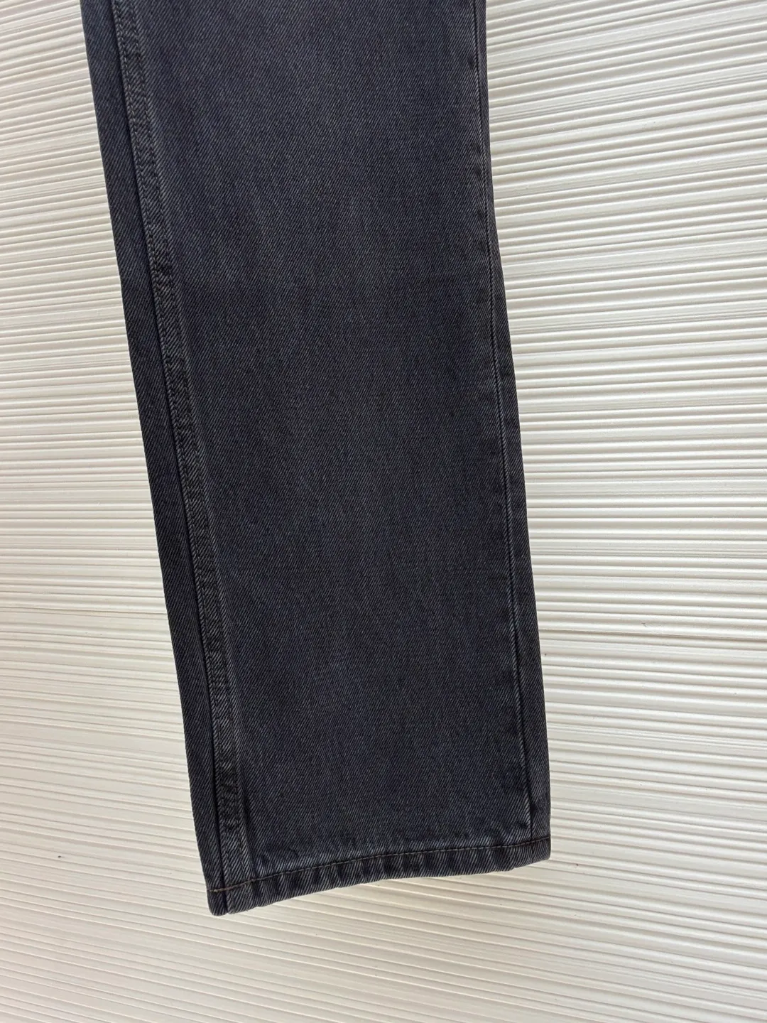 LOUISVUITTON patch letter jeans ●Authentic product: purchased and developed at 9350 ●Item number: 1680715-B10 ●Fabric: denim fabric ●Technology: washed production ●Version: fitted version ●Weight: about 685 grams ●Size: 30-32-34-36 ●Description: Letters gold gold thread embroidered denim Brand presbyopia logo iconic pattern It has a strong street American style and is very chic. The whole piece is still the same loose version as always, which hides the flesh. The regular denim lapel design gives people a smart and generous look. Customized logo buttons and leather labels come with a full set of accessories. It is cool, stylish and fairy-like. It is also an absolute C-position piece and is highly recommended!  Very heavy work, exquisite details, special washing process, multiple washings can show the same perfect washing color effect as the original. The overall wiring is straight and delicate, the fabric is comfortable and soft, and the color is consistent without color difference. It can be matched with the same style to create a fashionable look and control various occasions. Customized accessories, complete with three standards, same style for men and women!